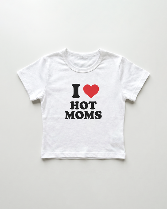 I love hot moms cropped Baby Tee Weiss | Lolita Sinz