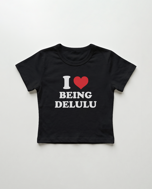 I love being delulu cropped Baby Tee Schwarz | Lolita Sinz