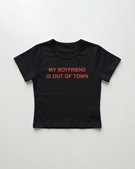 my boyfriend is out of town cropped Baby Tee Schwarz | Lolita Sinz