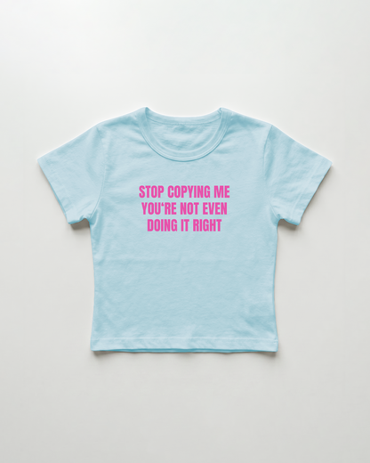 stop copying me you're not even doing it right cropped Baby Tee