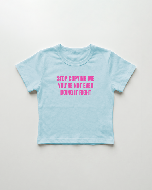 stop copying me you're not even doing it right cropped Baby Tee
