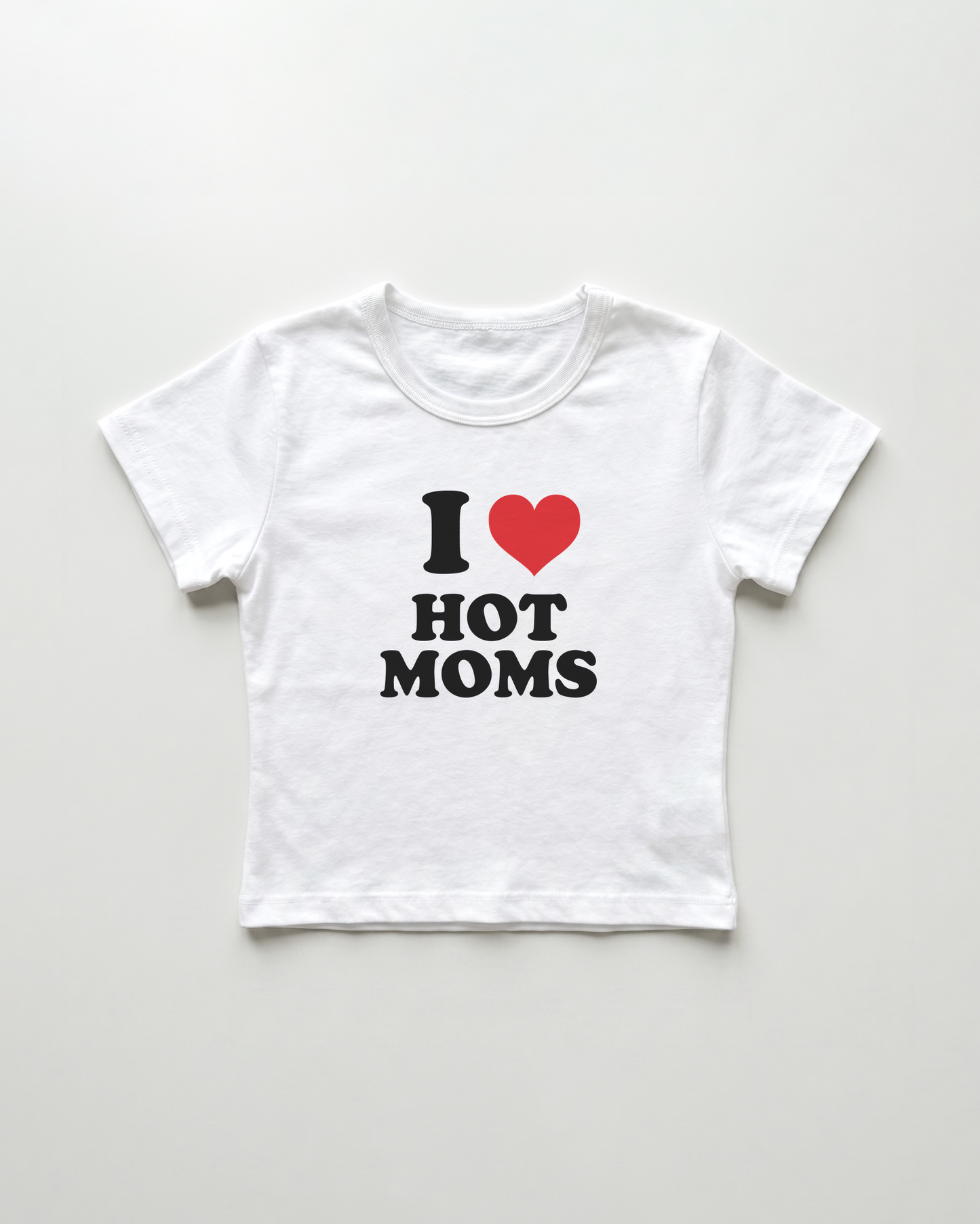 I love hot moms cropped Baby Tee Weiss | Lolita Sinz