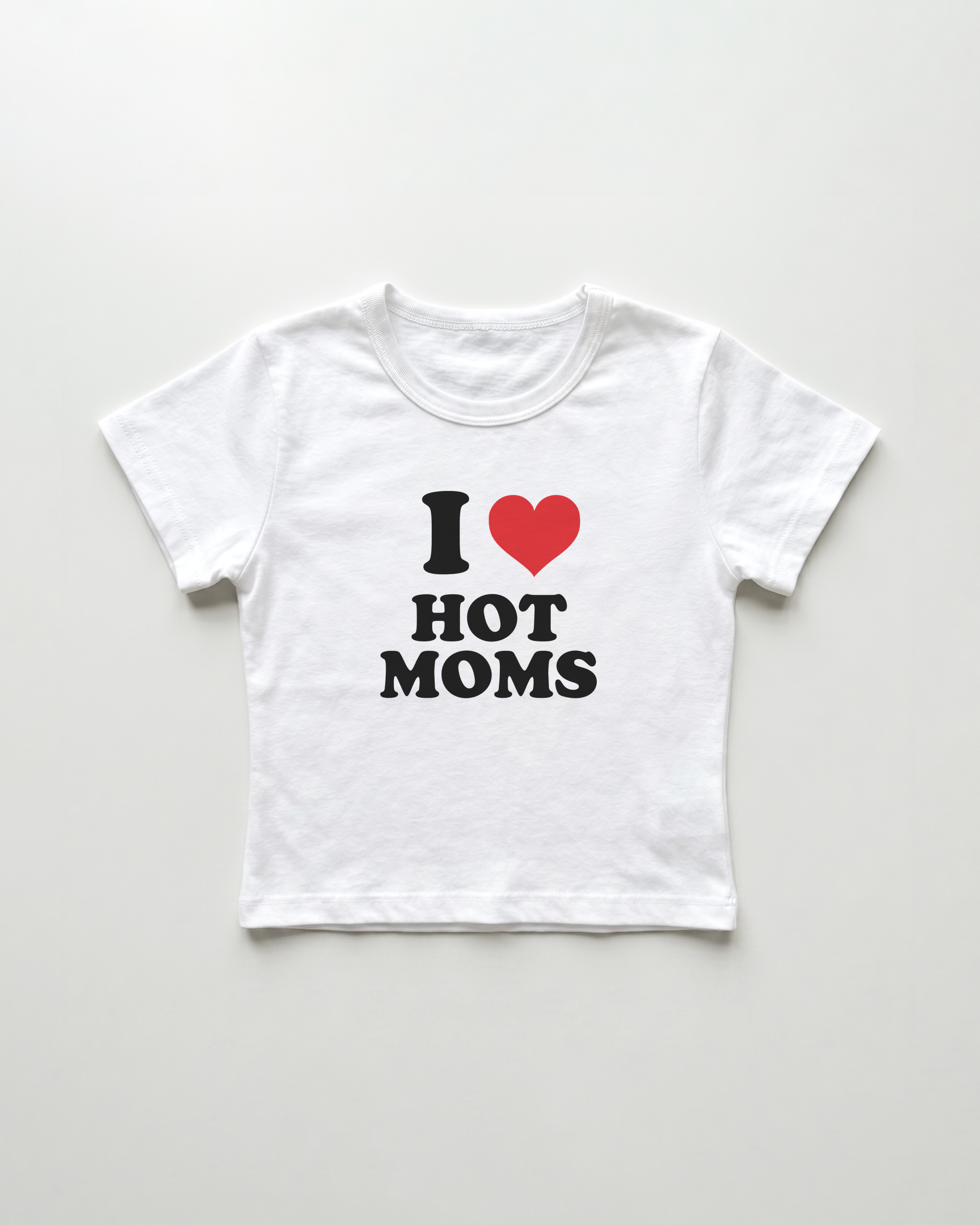 I love hot moms cropped Baby Tee Weiss | Lolita Sinz