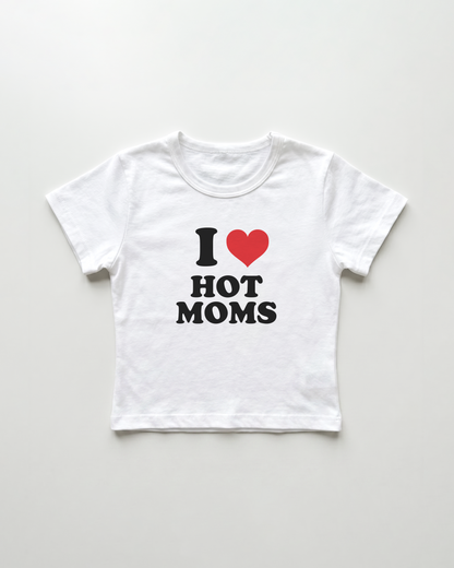 I love hot moms cropped Baby Tee Weiss | Lolita Sinz