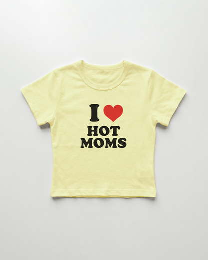 I love hot moms cropped Baby Tee Gelb | Lolita Sinz