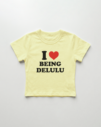 I love being delulu cropped Baby Tee Gelb | Lolita Sinz