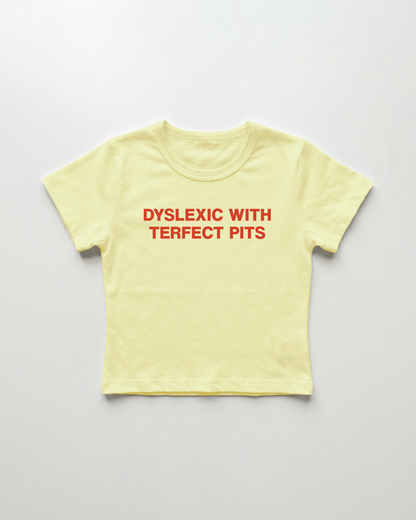 dyslexic with perfect tits cropped Baby Tee Gelb | Lolita Sinz