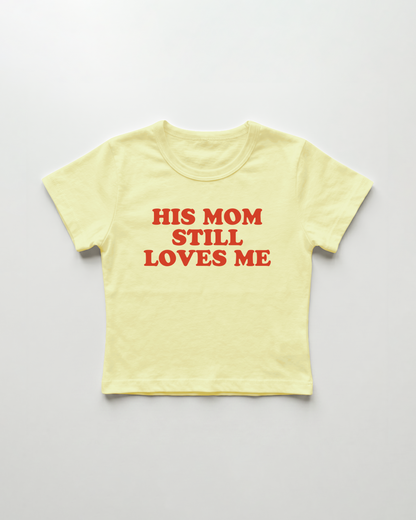 his mom still loves me cropped Baby Tee Gelb | Lolita Sinz